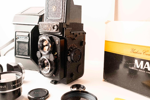 Yashica Mat 124G Medium Format Film Camera in Cameras & Camcorders in Charlottetown - Image 4