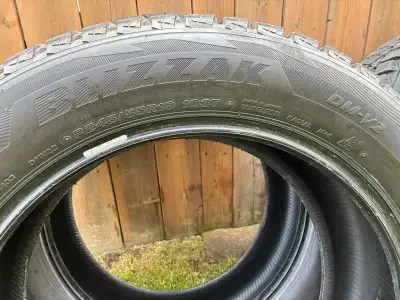4 pneus hiver Bridgestone DM-V2 usure 10/32 excellente condition était sur highlander 2017.
