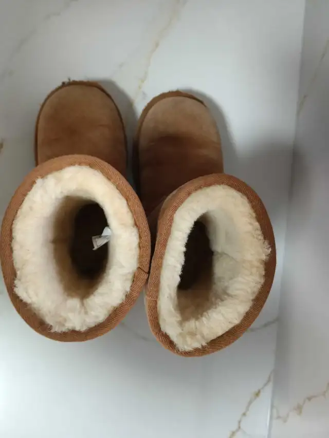 UGG boots size US 1 in Kids & Youth in Oakville / Halton Region - Image 6