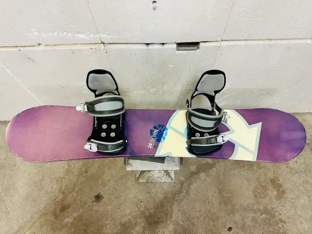 24 seven snowboard 133 cm with 24 seven bindings  in Snowboard in Markham / York Region - Image 6