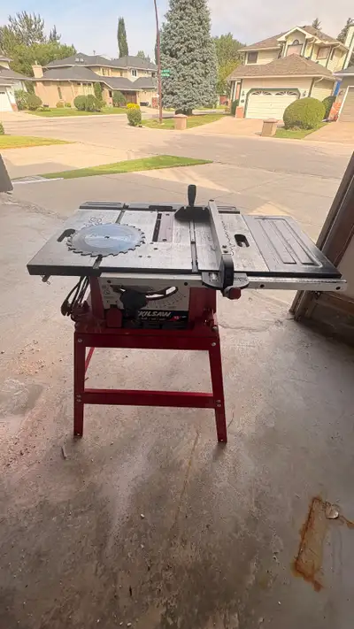 This pre-owned Skilsaw 10-inch table saw is a reliable tool for your woodworking projects, featuring...