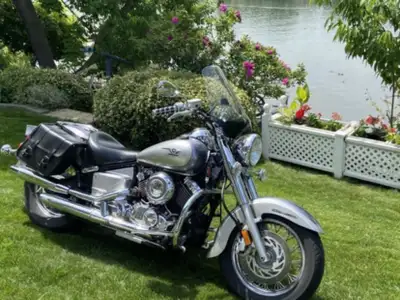 Superbe première moto, 650 parfait! Légère, malléable. Viens avec les sacoches et le banc arrière.