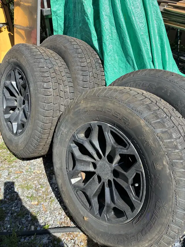 pneus LT 265 70 R 17 4 pneus 265/70R17 hiver avec mag noir in Tires & Rims in City of Montréal - Image 11