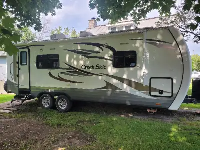 tres propre 23 pi avec extantion et panneau solaire et plus mieux isoler 4 saisons