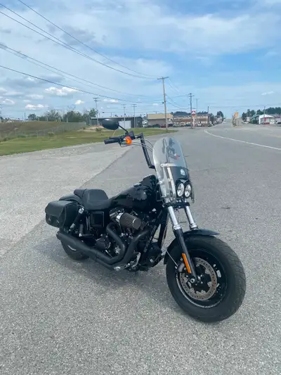 Harley Davidson stage 3 Fat bob - 2017 FXDF avec seulement 11,200km. Volant 12" et câbles allongés a...
