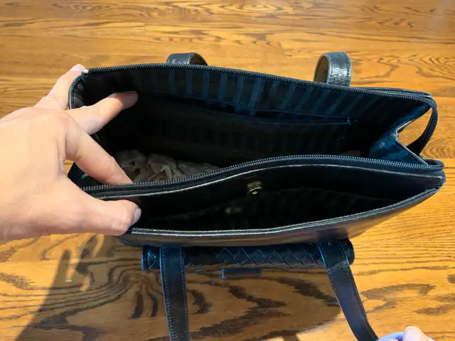 Women’s handbags in Women's - Bags & Wallets in City of Toronto - Image 6