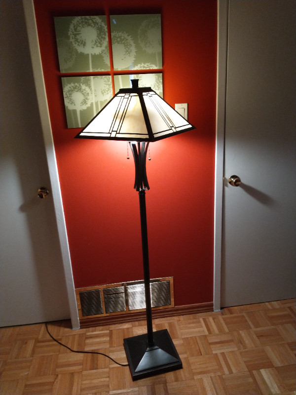 Beautiful Tiffany style stained glass floor lamp. in Indoor Lighting & Fans in Oakville / Halton Region - Image 4