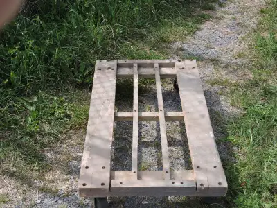 3 chariots en bois franc sur 4 roues en métal qui tourne ( swivel ) de 24 po X 42 po X 4 po de haut...