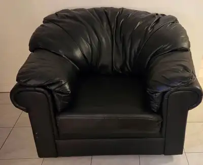 Fauteuil cuir noir - Non inclinable - propre - très bon état - Maison sans fumée Dimensions: 45 po d...