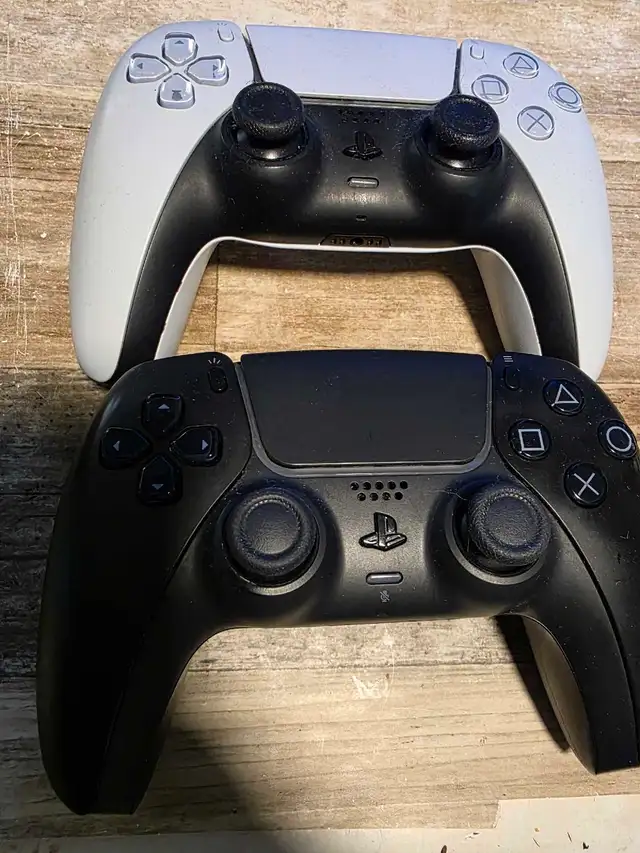 Palystation 5 manettes in Sony Playstation 5 in Laval / North Shore - Image 3