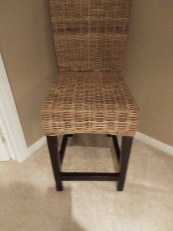 Wicker counter stool from Pier 1 dans Chaises, Fauteuils inclinables  à Kingston - Image 3