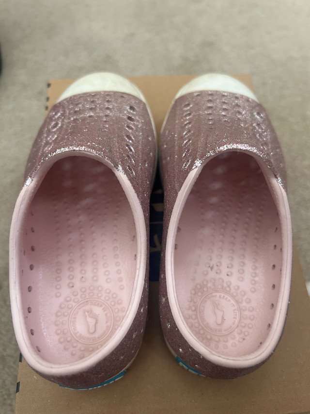 girls native shoes size c10 EUC in Kids & Youth in Calgary - Image 4