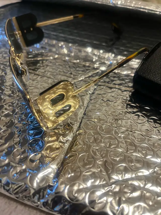 British Columbia Sale, Burberry Aviator Frame Sunglasses, Gold in Women's - Bags & Wallets in Revelstoke - Image 10