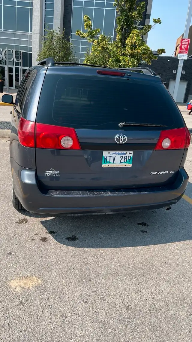 Toyota Sienna CE Van in Cars & Trucks in Winnipeg - Image 4
