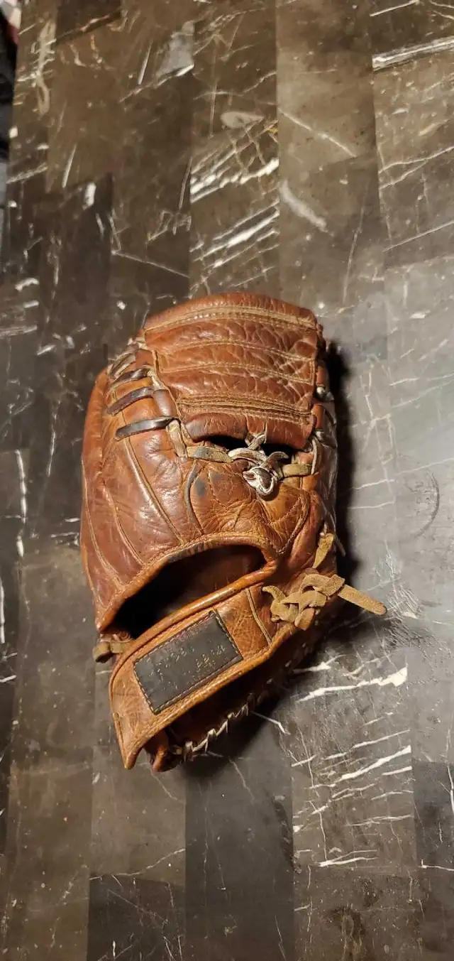 Vintage Leather Baseball Glove in Arts & Collectibles in Barrie - Image 8