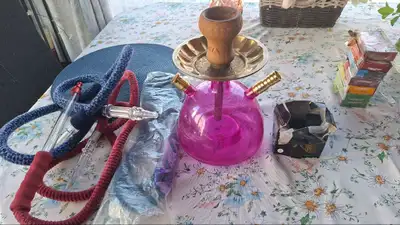 Chicha. Utilisées quelques fois, confortables. Les pipes sont neuves. Le tabac est stocké depuis un...