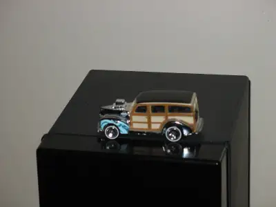 Hot Wheels Malibu 1979 longueur totale 3 pouces. Prix $20.00 Si intéressé par téléphone 450-371-2908...