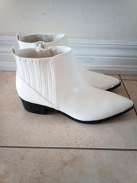 Ladies ankle boots. BRAND NEW. Size 6.