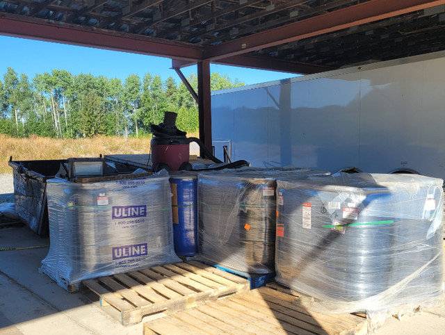 55 Gallon Plastic Drums / Barrels with Lids (New and Wrapped) in Storage Containers in Smithers - Image 2