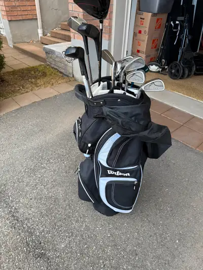 Sac de golf Wilson incluant 9 fers, 2 potters, 3 bois, 1 driver et une puise pour ramasser des balle...