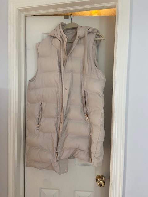 ZARA beige puffer vest xl in Women's - Tops & Outerwear in Calgary