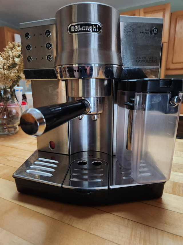 DeLonghi Espresso and Cappuccino Machine in Coffee Makers in Kingston - Image 4