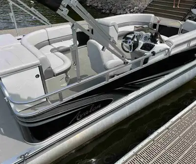 2017 Avalon GS2185 CR, 21.5 ft, 75 hp mercury, no rips or tears in upholstery, great condition, 275...