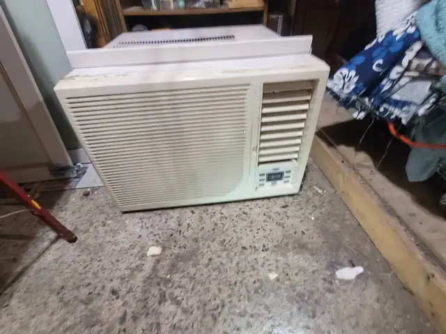 climatiseur de fenêtre de 12000 btu  in Heating, Cooling & Air in City of Montréal - Image 3