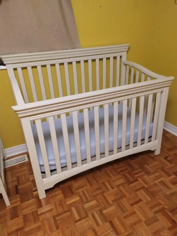 2 Identical Convertible cribs Antique White – Cribs for Twins in Cribs in Mississauga / Peel Region - Image 3