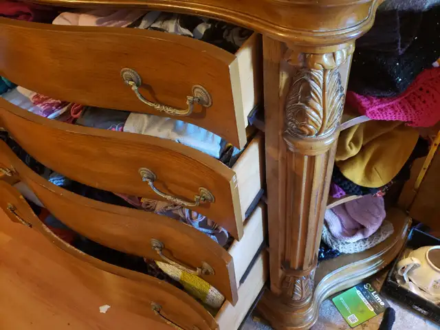 Ornate Solid Wood Bombe Chest - 4 Drawers & Hidden Side Cabinets in Dressers & Wardrobes in Mississauga / Peel Region - Image 7
