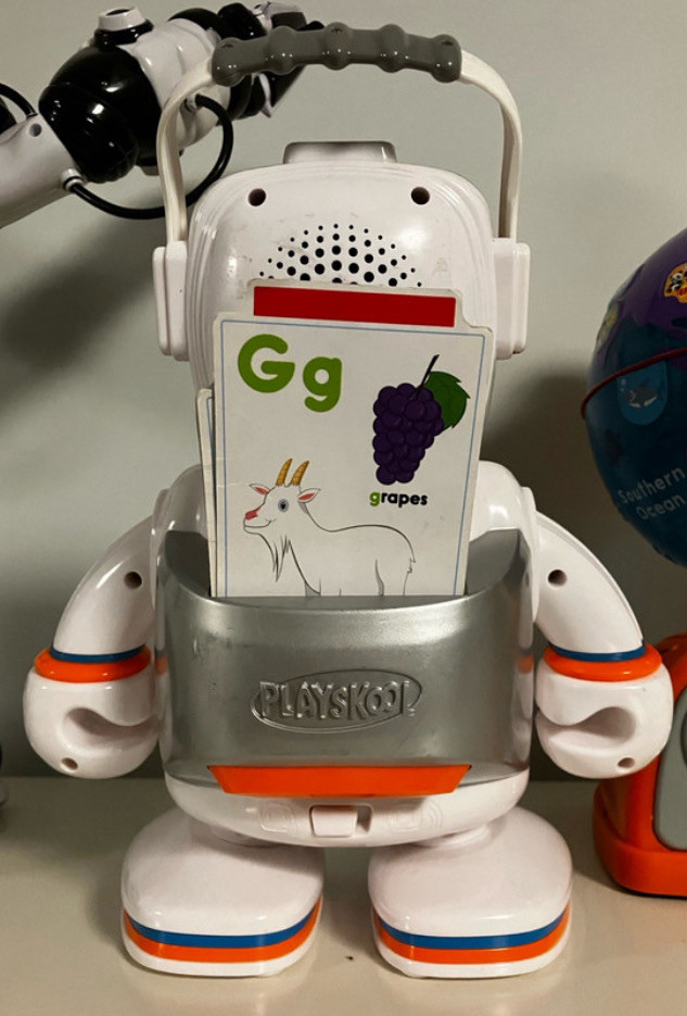 Alphie Learning Robot in Toys & Games in Edmonton