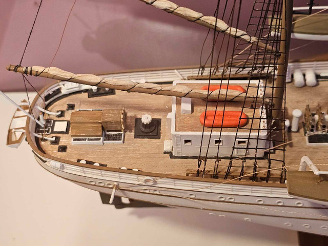 Tall ship model in display case.  dans Loisirs et artisanat  à Ville de Montréal - Image 4