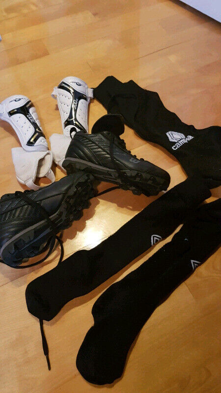 Les soulier noir unisexe soccer Wilson 7.5po (19cm) ,tibia XS dans Vêtements - 4T  à Ouest de l’Île