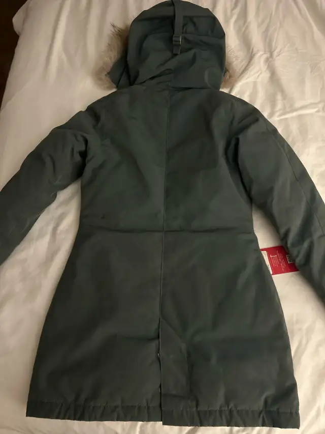 Canada Goose Parka in Women's - Tops & Outerwear in Oakville / Halton Region - Image 8