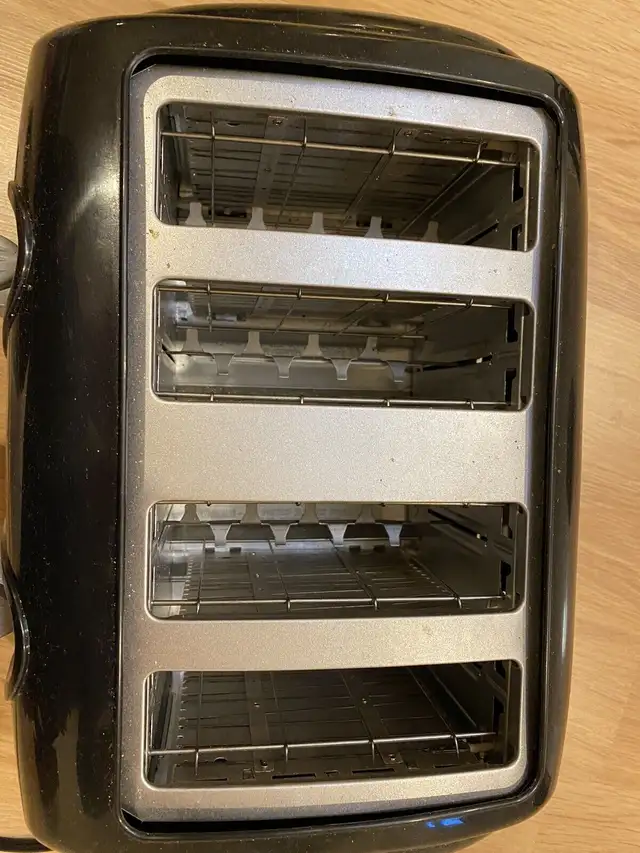 4 piece toaster  in Toasters & Toaster Ovens in Markham / York Region - Image 4