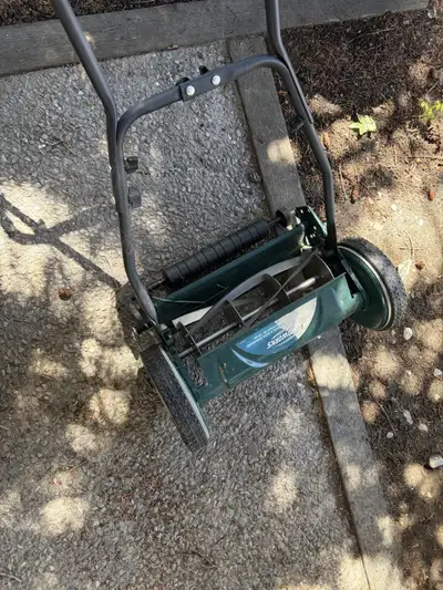 yardworks manual push mower new good cond.