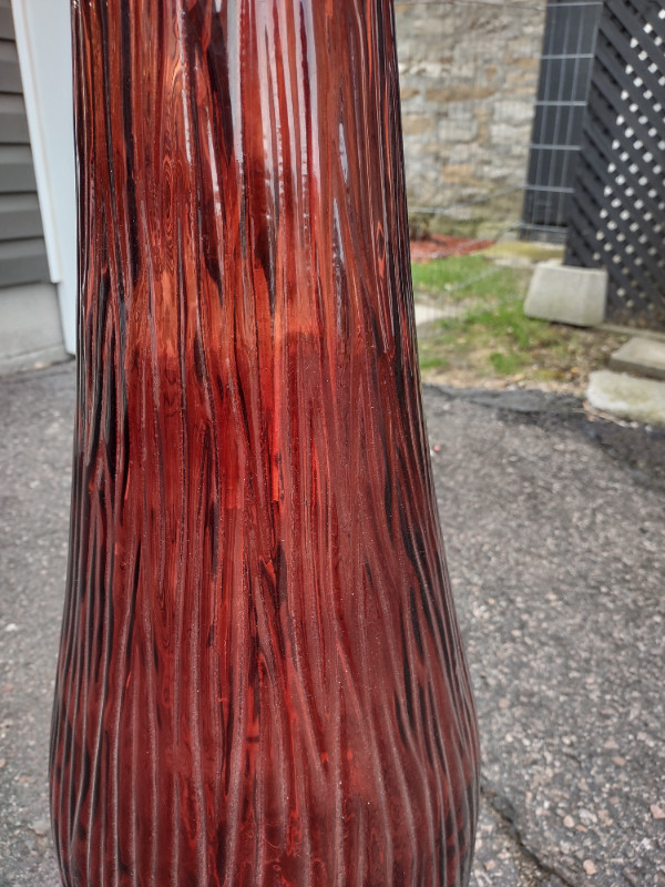 Ruby red floor vase in Home Décor & Accents in Renfrew - Image 4
