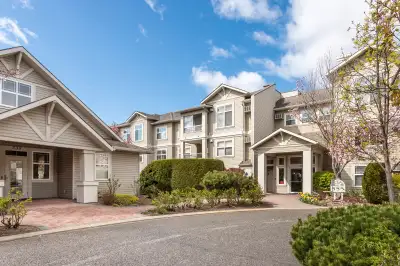 Charming 2 bed, 2 bath condo. This bright unit features an open concept living & dining area, kitche...
