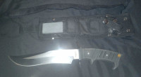 UNITED CUTLERY SERPENTINE BOWIE KNIFE With SHARPEN STON