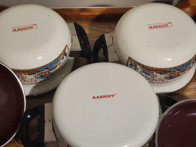 Aarkoff Enamelware Pot Set of 3 With Lids in Kitchen & Dining Wares in Calgary - Image 7