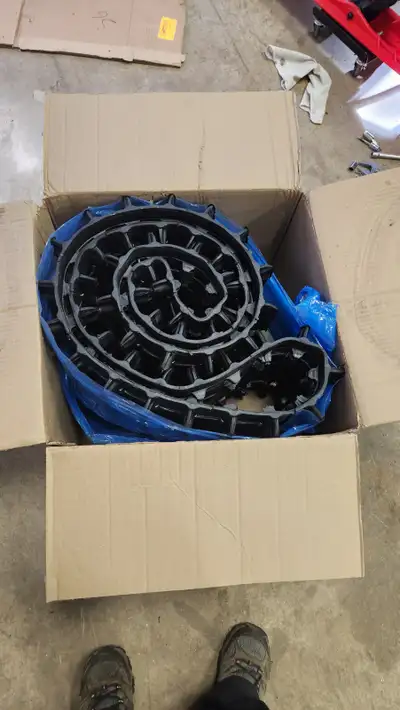 Removed from a 2025 Lynx X-terrain, this is a 1.6" paddle, 2.86 pitch, 146" track, prestudded from t...