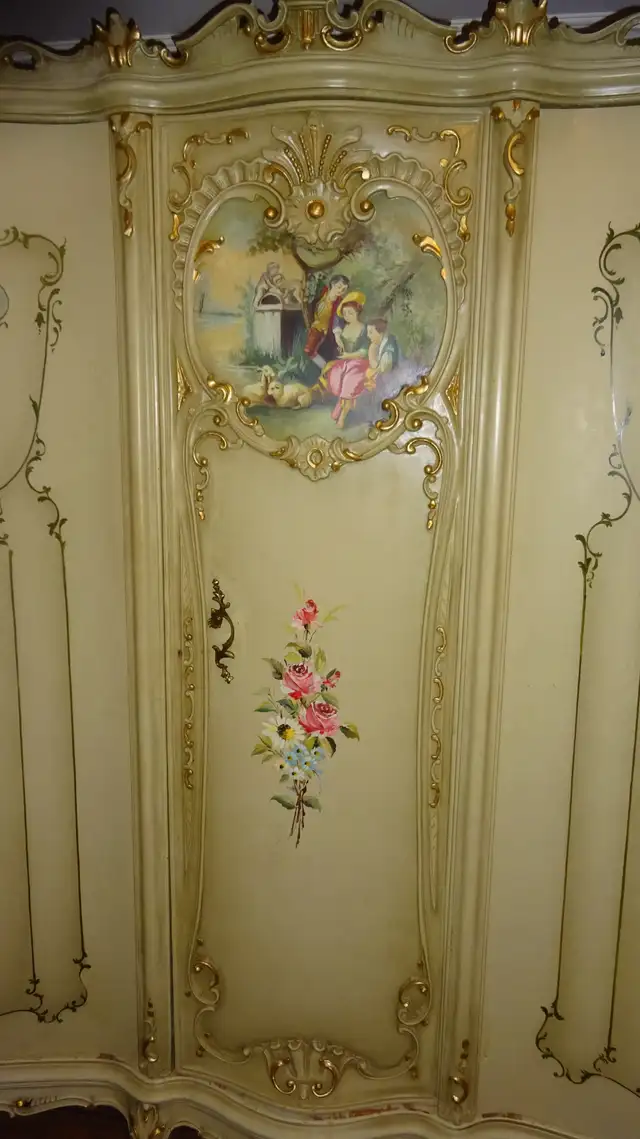 Ornate, 8pc Hand Painted Vintage Queen Bedroom Suite in Dressers & Wardrobes in City of Toronto - Image 5