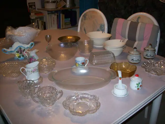 article de cuisine en cristal,plat hors d,oueuvre,vases,beurrier in Kitchen & Dining Wares in Laval / North Shore - Image 7