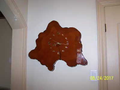 Magnifique horloge artisanale toujours Inn dans un décor., View more