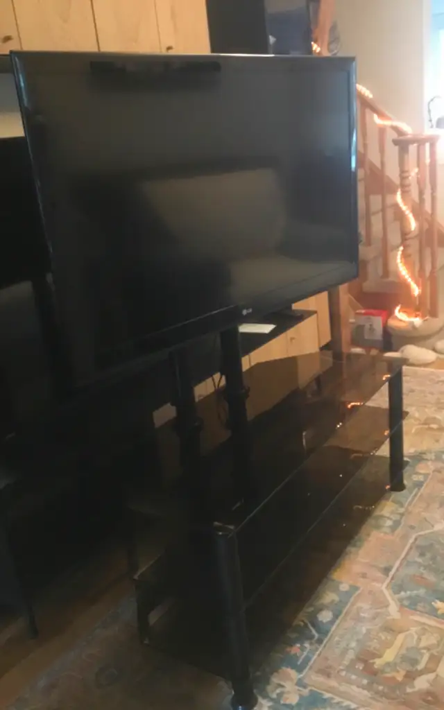 TV Stand glass shelves with 47” LG TV62864745920001122