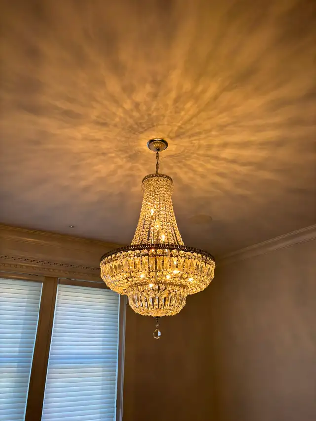 Crystorama Lighting Crystal Chandeliers (x2) in Indoor Lighting & Fans in City of Montréal - Image 3