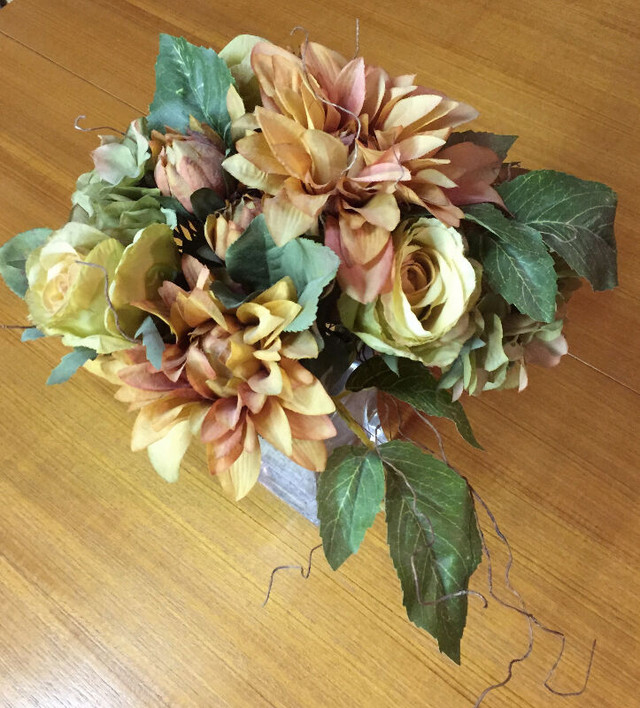 Flower Silk Fall Bouquet 15 inches in Home Décor & Accents in Vernon - Image 2
