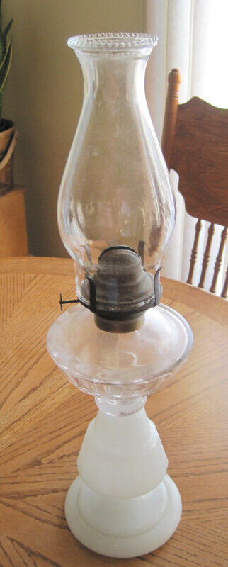 ANTIQUE OIL LAMP in Arts & Collectibles in Ottawa - Image 2
