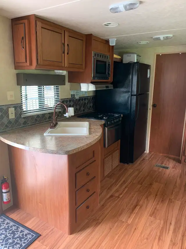 2014 Salem 36 F Trailer on Park site in Park Models in Kawartha Lakes - Image 7