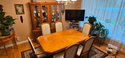 Solid wood dining perfect maintained